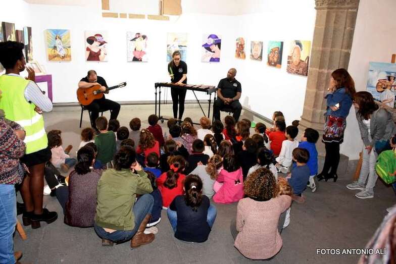 Momento de una de las sesiones de cuento a cargo de la profesora Beatriz Bordón (Foto Antonio Alí)